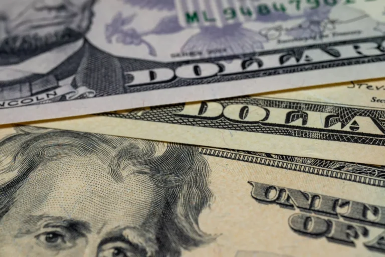 9 Habits That Build Quiet Wealth (No Luck, No Stress)