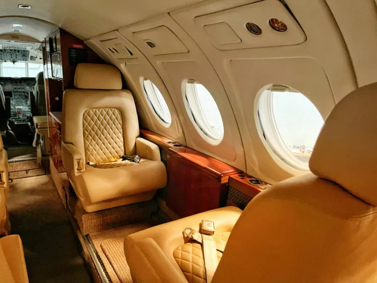 10 Signs Someone Is Genuinely Rich (Even Though They Look Completely Broke)