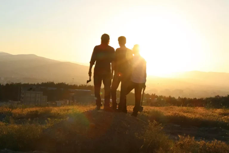 5 Things Socially Skilled People Do Differently in Conversation