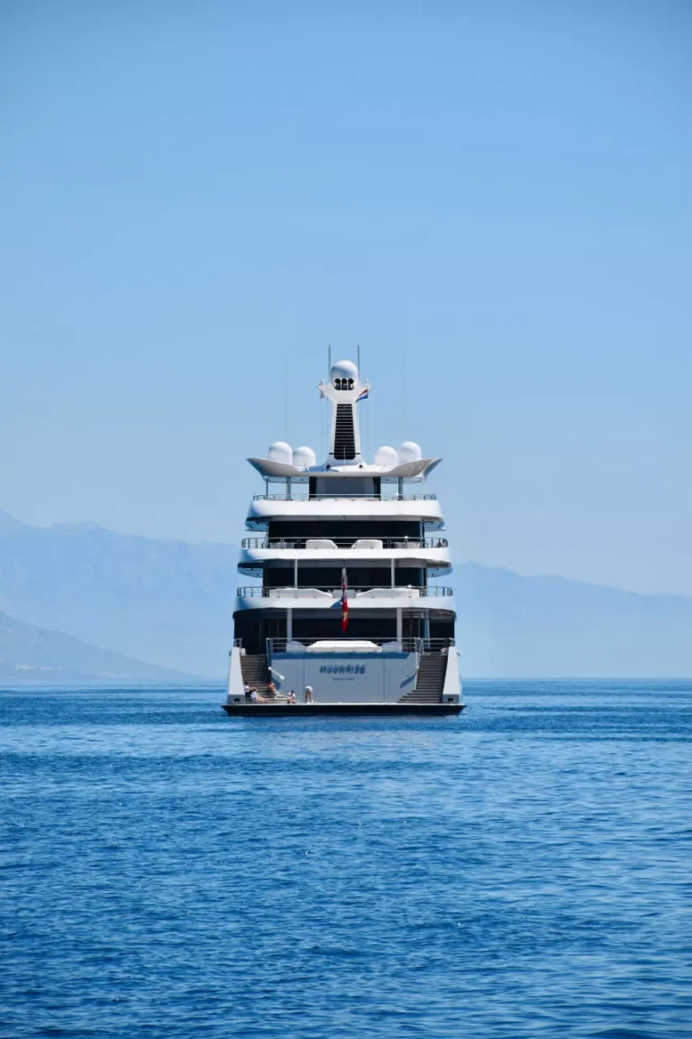 The Dark Psychology of Super-Rich People