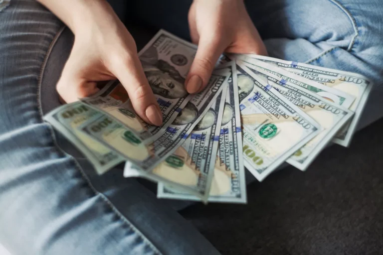 5 Ways People Are Dumb With Money